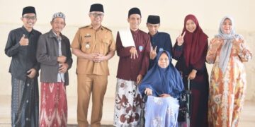 Gus Qowim menghadiri wisuda Ma’had Aly Lirboyo di Aula Muktamar Kediri bersama para santri dan ulama