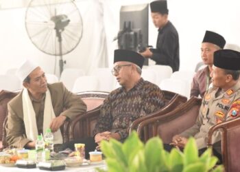 Gus Qowim menghadiri Haflah Khatmil Qur’an PTQ Ma’unah Sari Kediri bersama para santri, masayikh, dan wali santri