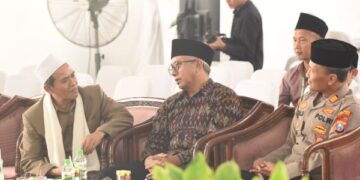Gus Qowim menghadiri Haflah Khatmil Qur’an PTQ Ma’unah Sari Kediri bersama para santri, masayikh, dan wali santri