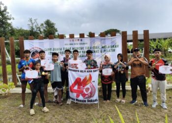 Atlet IBCA MMA Trenggalek berpose dengan medali emas dan perak usai berlaga di Kejurprov IBCA MMA Jawa Timur 2026 di Sidoarjo