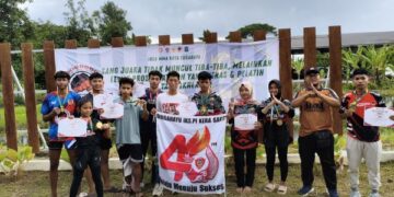 Atlet IBCA MMA Trenggalek berpose dengan medali emas dan perak usai berlaga di Kejurprov IBCA MMA Jawa Timur 2026 di Sidoarjo