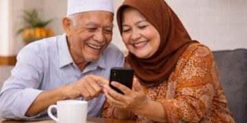 Lansia Indonesia menggunakan smartphone untuk mengakses internet berdasarkan data BPS 2025