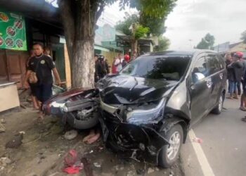 Mobil Avanza menabrak enam sepeda motor dalam kecelakaan maut di Jalan KH Hasyim Asy'ari Jombang
