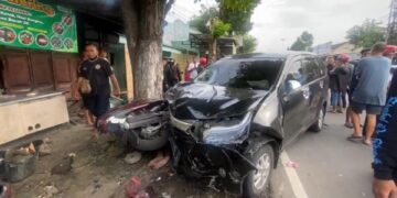 Mobil Avanza menabrak enam sepeda motor dalam kecelakaan maut di Jalan KH Hasyim Asy'ari Jombang
