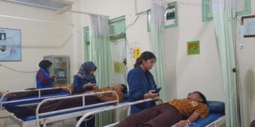 Siswa SMK Sore Tulungagung mendapat perawatan di puskesmas usai diduga keracunan menu MBG