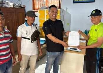 Utusan Doding Rahmadi mengambil formulir pendaftaran calon Ketua KONI Trenggalek di Sekretariat KONI jelang Musorkablub