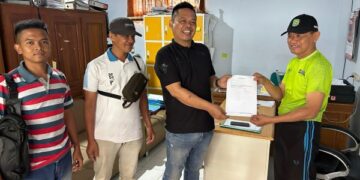 Utusan Doding Rahmadi mengambil formulir pendaftaran calon Ketua KONI Trenggalek di Sekretariat KONI jelang Musorkablub