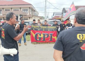 LSM Gerakan Pembaharuan Indonesia mendatangi Polres Blitar menuntut penangkapan pelaku dugaan pemerkosaan dan meminta Polda Jawa Timur mengambil alih kasus rudapaksa.