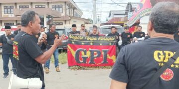 LSM Gerakan Pembaharuan Indonesia mendatangi Polres Blitar menuntut penangkapan pelaku dugaan pemerkosaan dan meminta Polda Jawa Timur mengambil alih kasus rudapaksa.