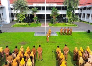 Mbak Wali Kediri Vinanda Prameswati memimpin apel pagi di Halaman Balai Kota Kediri