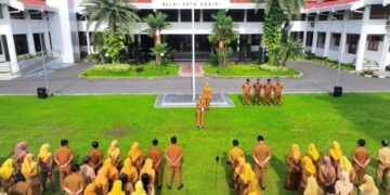 Mbak Wali Kediri Vinanda Prameswati memimpin apel pagi di Halaman Balai Kota Kediri