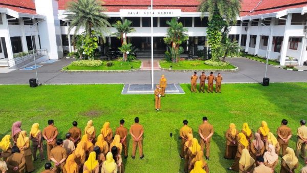 Mbak Wali Kediri Vinanda Prameswati memimpin apel pagi di Halaman Balai Kota Kediri