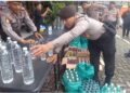 Polisi Polres Jombang menunjukkan barang bukti 680 botol minuman keras ilegal hasil penggerebekan rumah residivis miras di Jogoroto