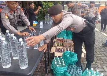 Polisi Polres Jombang menunjukkan barang bukti 680 botol minuman keras ilegal hasil penggerebekan rumah residivis miras di Jogoroto