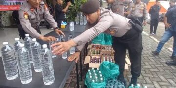 Polisi Polres Jombang menunjukkan barang bukti 680 botol minuman keras ilegal hasil penggerebekan rumah residivis miras di Jogoroto