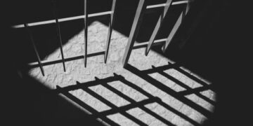 Ilustrasi korban kejahatan yang membela diri namun ditetapkan sebagai tersangka dalam kasus noodweer Hogi Minaya di Sleman