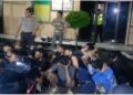Polisi mengamankan oknum pesilat dan sepeda motor setelah aksi lempar batu ke permukiman warga Mojoagung Kabupaten Jombang Jawa Timur