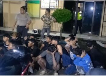 Polisi mengamankan oknum pesilat dan sepeda motor setelah aksi lempar batu ke permukiman warga Mojoagung Kabupaten Jombang Jawa Timur