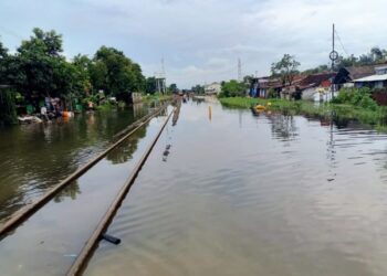 Banjir meluas menyebabkan pembatalan perjalanan kereta api di wilayah Daop 7 Madiun Jawa Timur