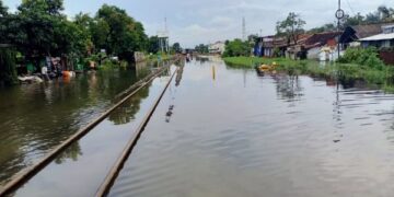 Banjir meluas menyebabkan pembatalan perjalanan kereta api di wilayah Daop 7 Madiun Jawa Timur