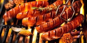 Pergeseran Tradisi Tahun Baru, Dari Jagung Bakar ke Sosis Instan