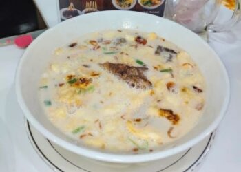 Soto Betawi kuah susu dengan daging sapi dan emping melinjo khas Jakarta