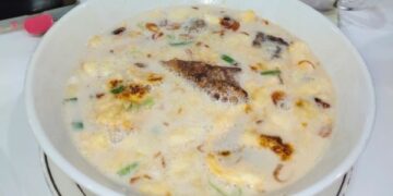 Soto Betawi kuah susu dengan daging sapi dan emping melinjo khas Jakarta
