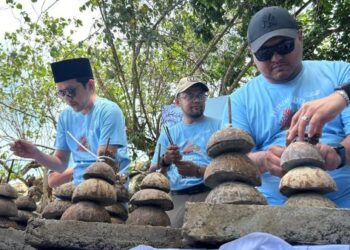 Pelindo menanam terumbu karang di Pantai Mutiara Trenggalek sebagai bagian program TJSL untuk konservasi ekosistem laut