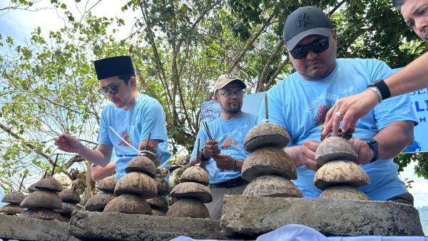 Pelindo menanam terumbu karang di Pantai Mutiara Trenggalek sebagai bagian program TJSL untuk konservasi ekosistem laut