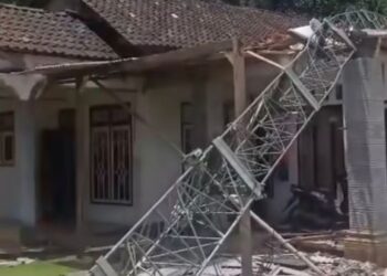 Tower Telkomsel roboh akibat angin kencang menimpa rumah warga di Trenggalek