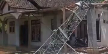 Tower Telkomsel roboh akibat angin kencang menimpa rumah warga di Trenggalek