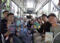 Peserta TransLiteria membaca buku di dalam Bus Satria Kota Kediri