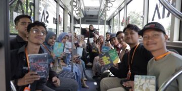 Peserta TransLiteria membaca buku di dalam Bus Satria Kota Kediri