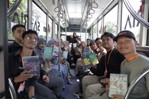 Peserta TransLiteria membaca buku di dalam Bus Satria Kota Kediri