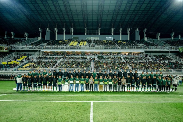 Pemain dan Official Persebaya. Foto: persebaya.id
