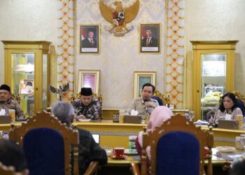 Bupati Jember Muhammad Fawait saat bertemu delegasi Kementerian Keuangan, PT Sarana Multi Infrastruktur (PT SMI), serta Pusat Investasi Pemerintah (PIP) di Pendopo Wahyawibawagraha