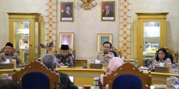 Bupati Jember Muhammad Fawait saat bertemu delegasi Kementerian Keuangan, PT Sarana Multi Infrastruktur (PT SMI), serta Pusat Investasi Pemerintah (PIP) di Pendopo Wahyawibawagraha