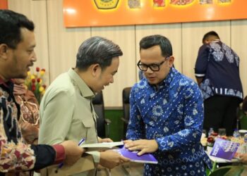 Bupati Jember Muhammad Fawait saat menghadairi bedah buku "Babad Alas" bersama Wakil Menteri Dalam Negeri Bima Arya Sugiarto di Aula FISIP, Universitas Jember.