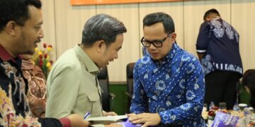 Bupati Jember Muhammad Fawait saat menghadairi bedah buku "Babad Alas" bersama Wakil Menteri Dalam Negeri Bima Arya Sugiarto di Aula FISIP, Universitas Jember.