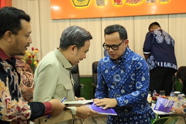 Bupati Jember Muhammad Fawait saat menghadairi bedah buku "Babad Alas" bersama Wakil Menteri Dalam Negeri Bima Arya Sugiarto di Aula FISIP, Universitas Jember.