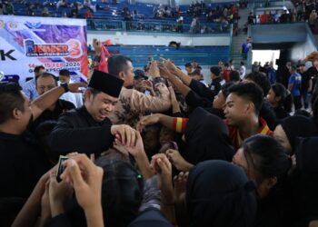 Bupati Jember, Muhammad Fawait saat berinteraksi dengan para pesilat peserta ajang Jember Championship 3