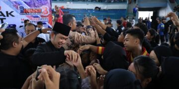 Bupati Jember, Muhammad Fawait saat berinteraksi dengan para pesilat peserta ajang Jember Championship 3