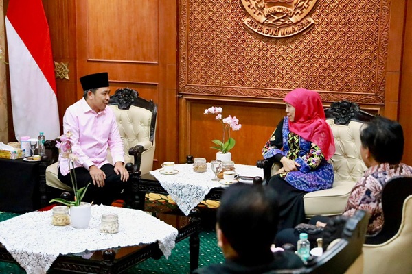 Bupati Fawait saat bertemu Gubernur Jawa Timur Khofifah Indar Parawansa terkait Banjir yang terjadi di Jember
