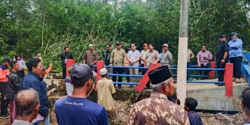 Pemkab Jember bersama Dinas PU Bina Marga Jatim saat meninjau lokasi Jembatan rusak dampak Banjir di wilayah Jubung