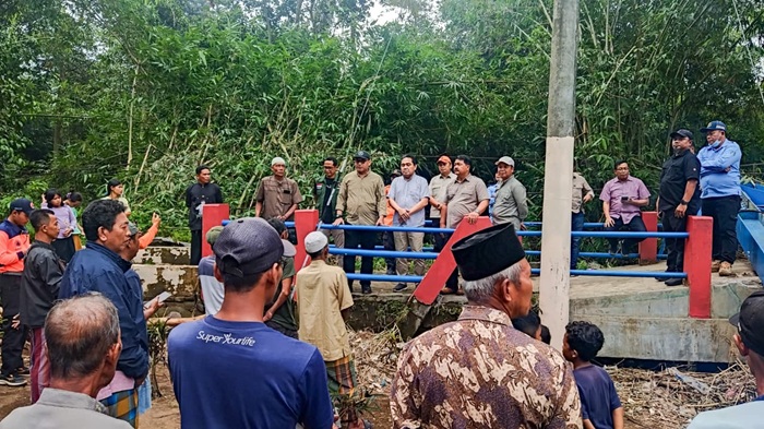 Pemkab Jember bersama Dinas PU Bina Marga Jatim saat meninjau lokasi Jembatan rusak dampak Banjir di wilayah Jubung
