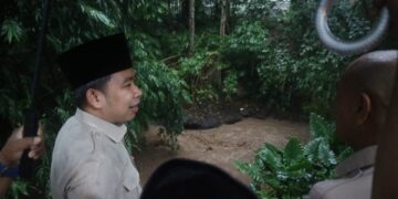 Bupati Jember, Muhammad Fawait saat meninjau salah satu aliran sungai Bedadung