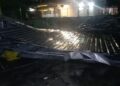 Hujan es dan angin robohkan bangunan di Jombang. Foto: bacaini/Syailendra