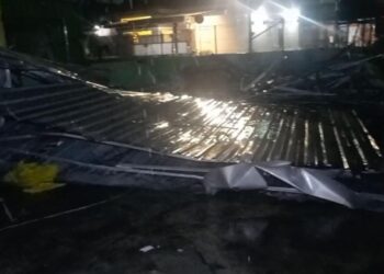 Hujan es dan angin robohkan bangunan di Jombang. Foto: bacaini/Syailendra