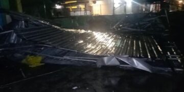 Hujan es dan angin robohkan bangunan di Jombang. Foto: bacaini/Syailendra