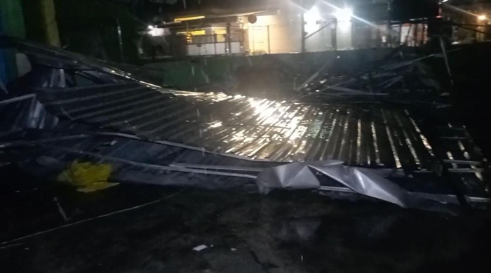 Hujan es dan angin robohkan bangunan di Jombang. Foto: bacaini/Syailendra